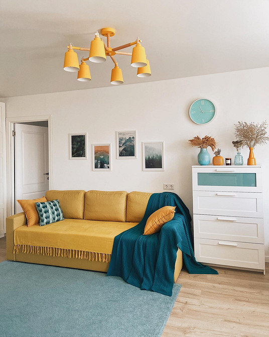 Затишна дитяча кімната з жовтим диваном: ідеальне місце для ігор та відпочинку.