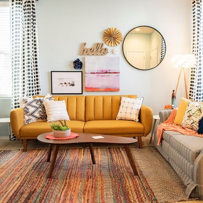 Жовтий диван в дитячій кімнаті з іграшками. Яскраві акценти в дитячій кімнаті.