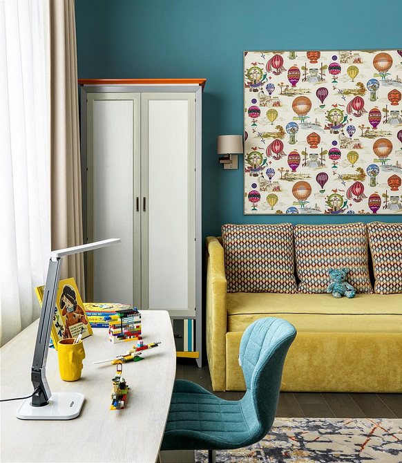 Жовтий диван в інтер'єрі з білими стінами та дерев'яною підлогою. Світлий дизайн кімнати.