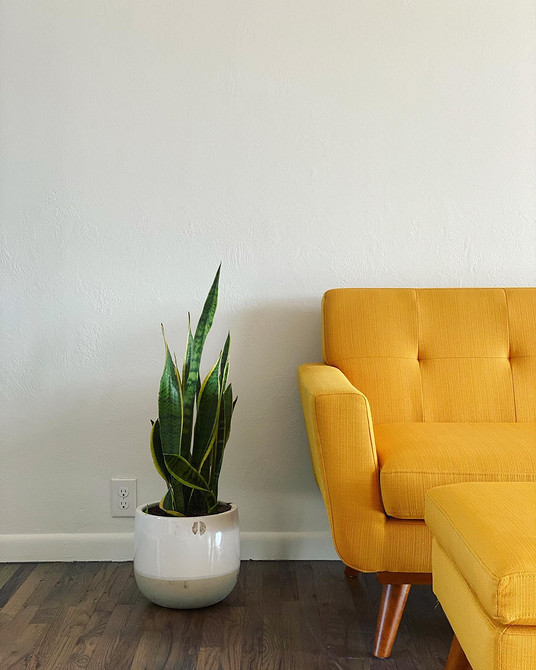 Жовтий диван у дитячій кімнаті з яскравими іграшками та декоративними елементами створює радісну атмосферу.