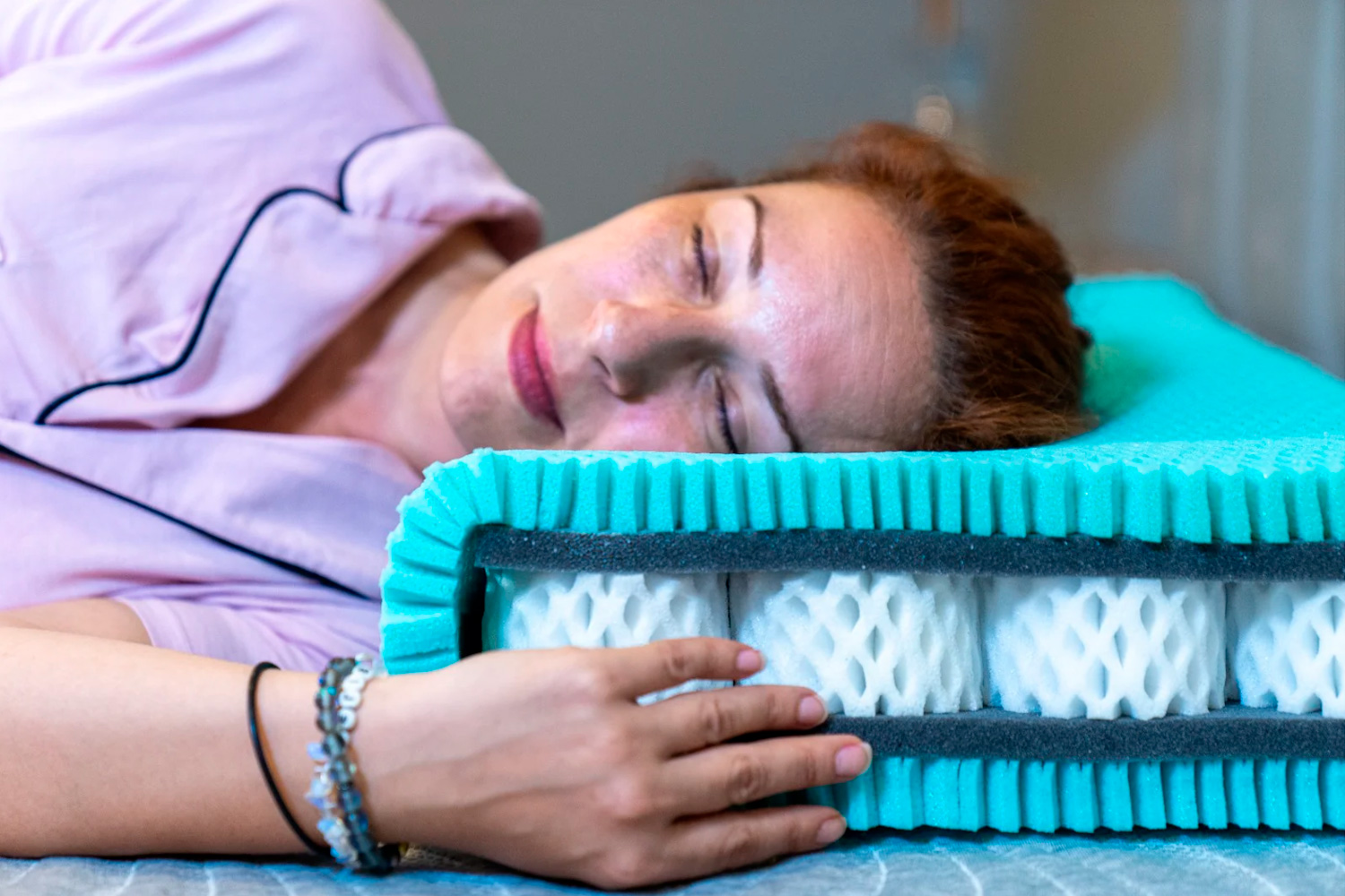 Зріз анатомічної подушки з memory foam — видно шари наповнювача та адаптивну структуру матеріалу