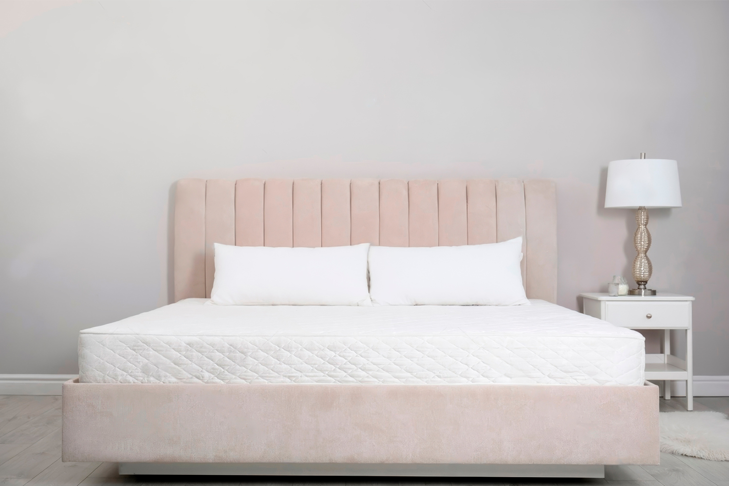 Преміальне ліжко з якісною постільною білизною, анатомічними подушками та м'якою ковдрою — приклад sleep sanctuary